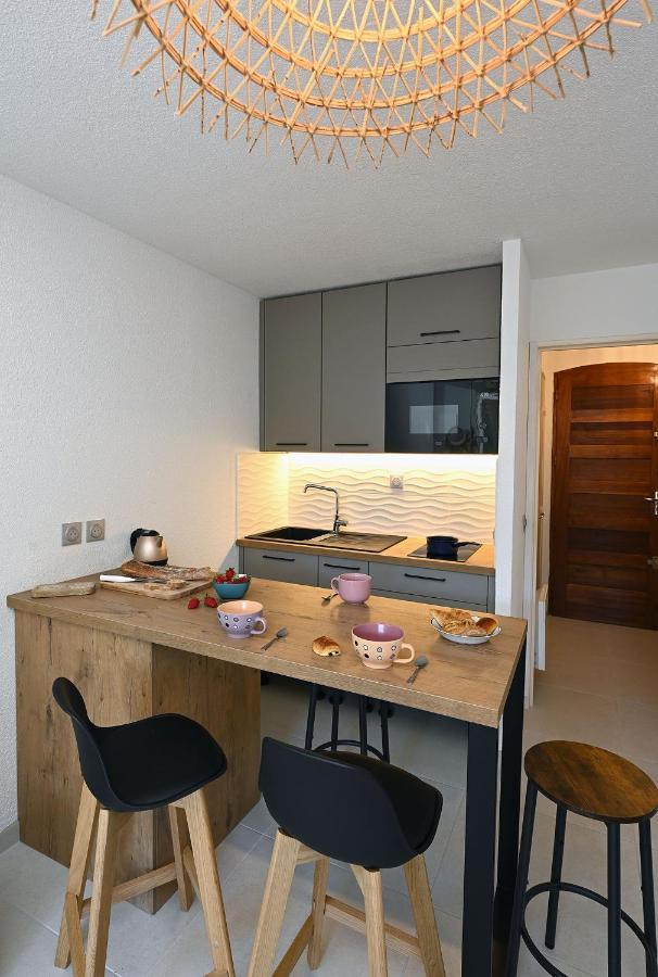 Charmant Studio 2A4 Pers Avec Jardin Et Place De Parking Situe A 5 Min A Pied De La Mer Бандол Екстериор снимка