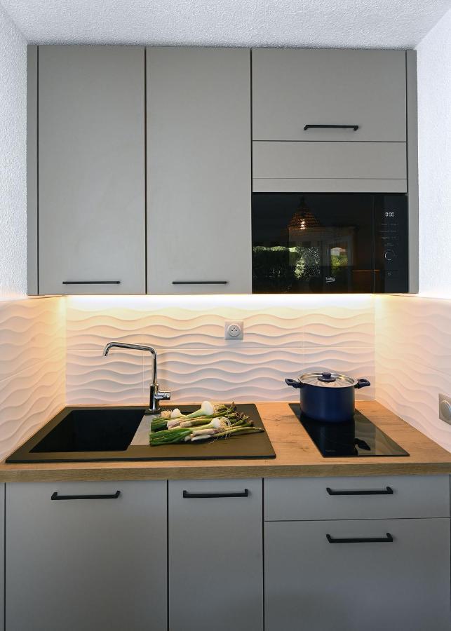 Charmant Studio 2A4 Pers Avec Jardin Et Place De Parking Situe A 5 Min A Pied De La Mer Бандол Екстериор снимка