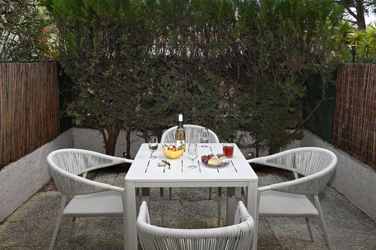 Charmant Studio 2A4 Pers Avec Jardin Et Place De Parking Situe A 5 Min A Pied De La Mer Бандол Екстериор снимка